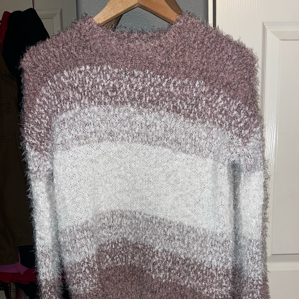 Cute sweater perfect for winter. Message me if need more pic :)